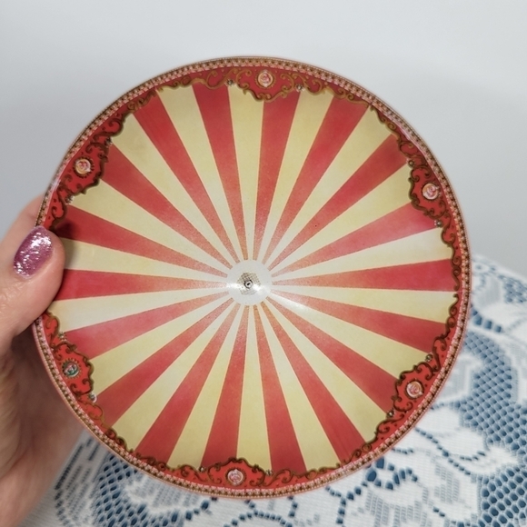 Churchill's of London English Toffee Made in England Collectible Tin - Picture 11 of 15